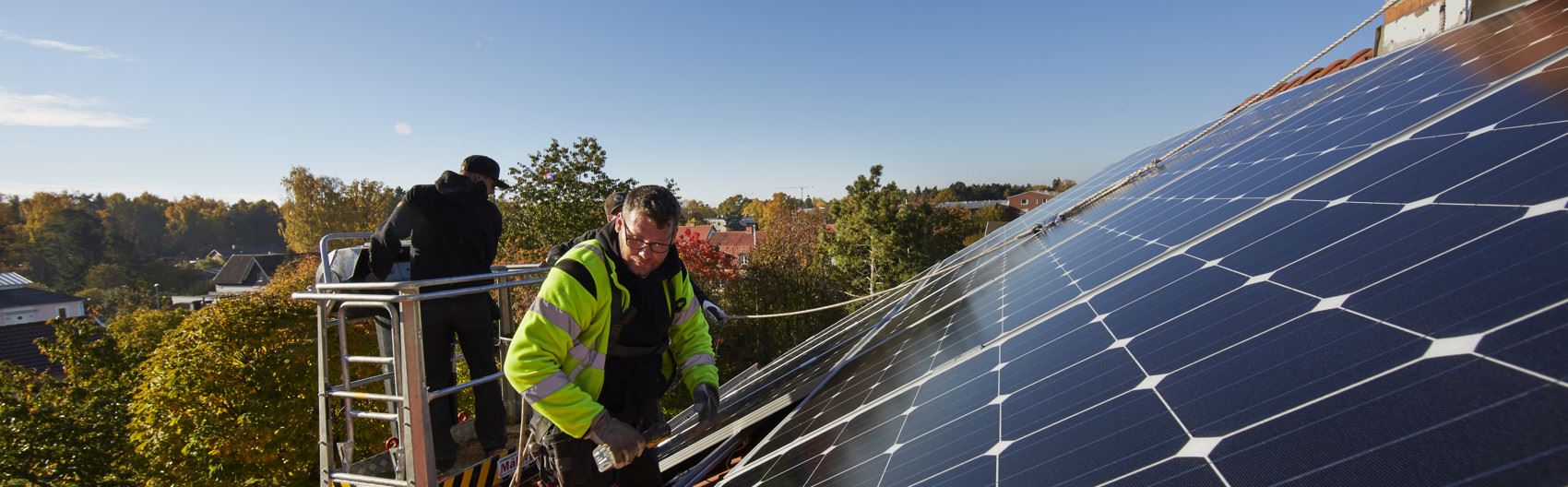 Solceller installeras på taket