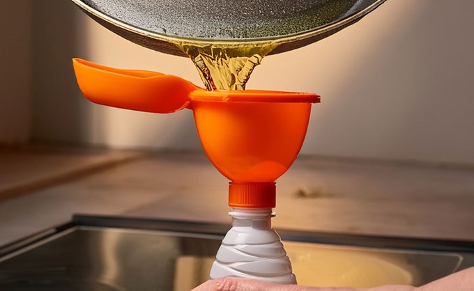 Häll överbliven olja på flaska och ta till återbruket