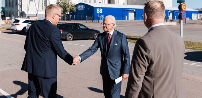 Kungen tas emot av Mälarenergis vd Niklas Gunnar