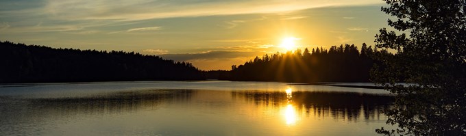 Solnedgång över sjö