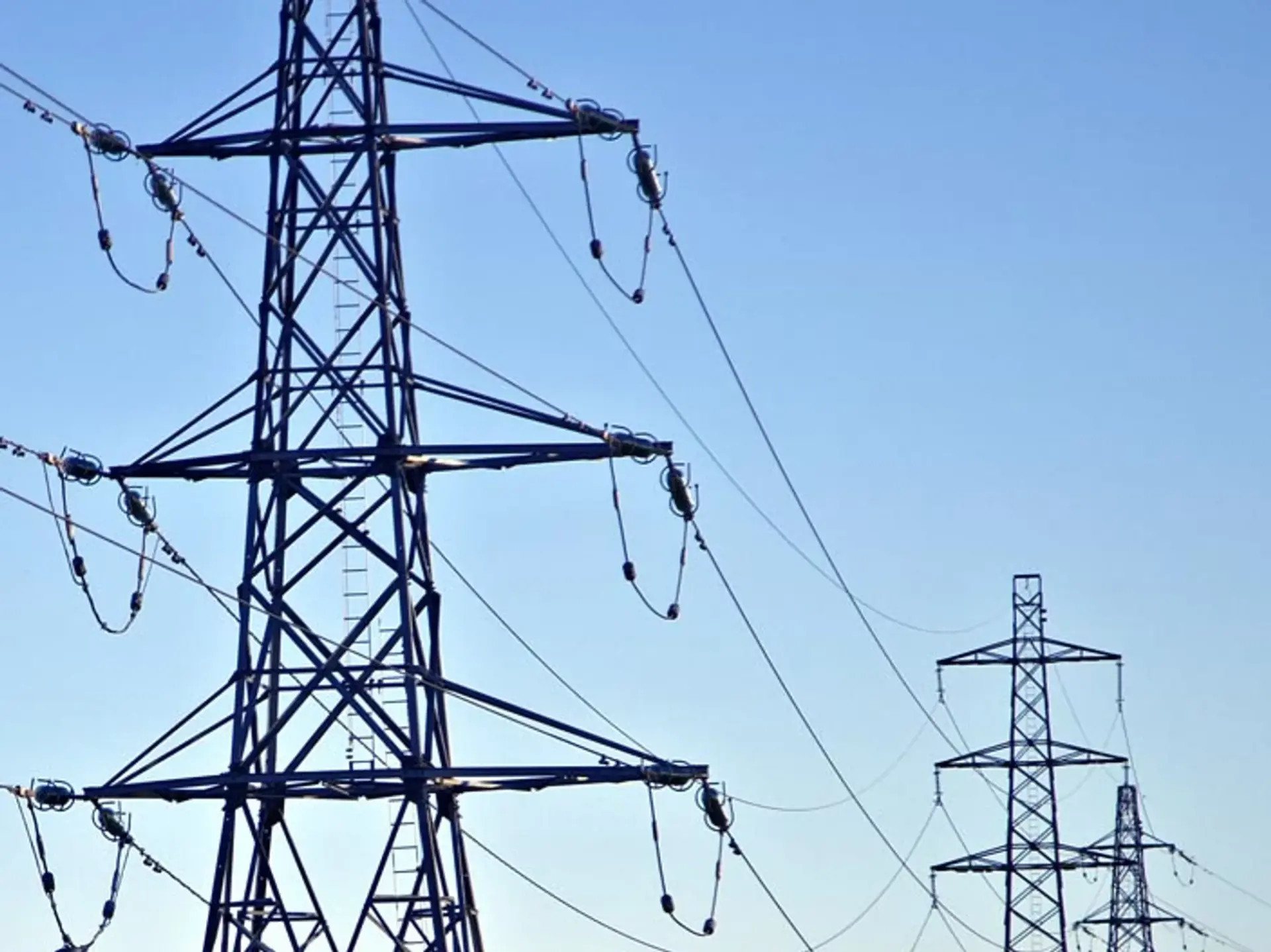 Ett elektriskt torn med kraftledningar ovanför.